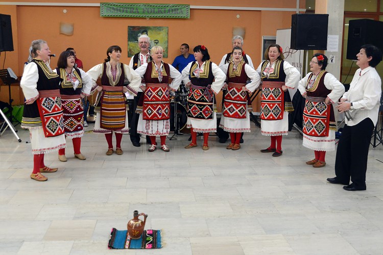 Živopisni nastup Makedonskog kulturnog društva "Sv. Kiril i Metodij" (M. ANGELINI)