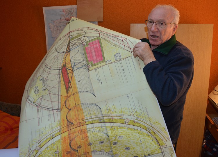 Franc Žirovnik pokazuje nacrt vjetroelektrane po njegovoj zamisli