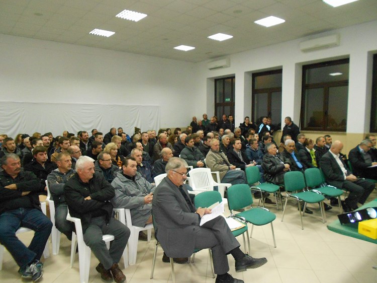 Na zboru u Tinjanu okupilo se više od stotinu mještana (D. ŠIŠOVIĆ)