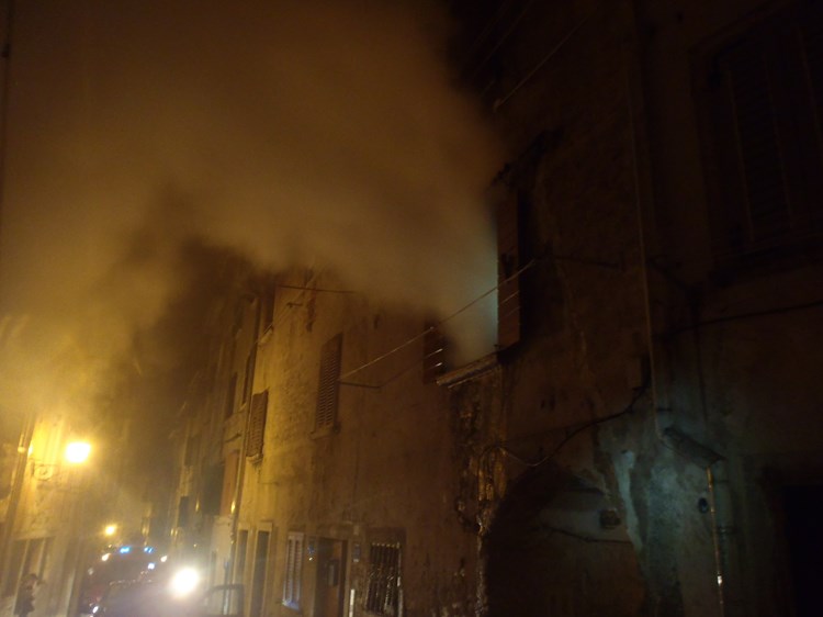 Izgorio stan u Ferrijevoj ulici u Rovinju (foto: JVP Rovinj)