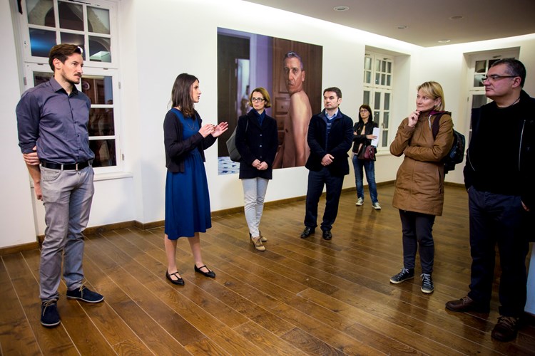Hrvoje Slovenc (u sredini) na otvorenju svoje izložbe u sklopu sedme Photodistorzije (Andi Bančić)