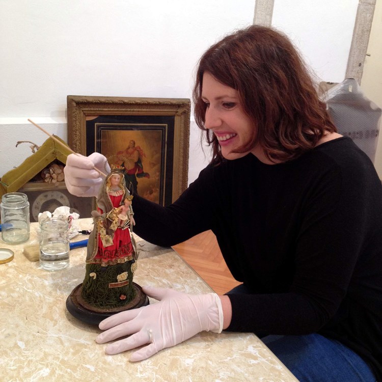 Lara Tišljar iz Studija Restaura tijekom čišćenja voštanog kipa Bogorodice s Isusom