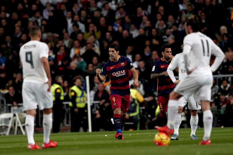 Luis Suarez slavi pored madridskih igrača (AFP)