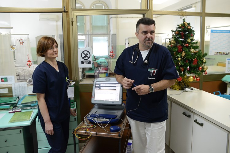 Dr. Milas i sestra Marina Jelenić uz aparat za očitavanje ugrađenog kardioverter defibrilatora (M. ANGELINI)