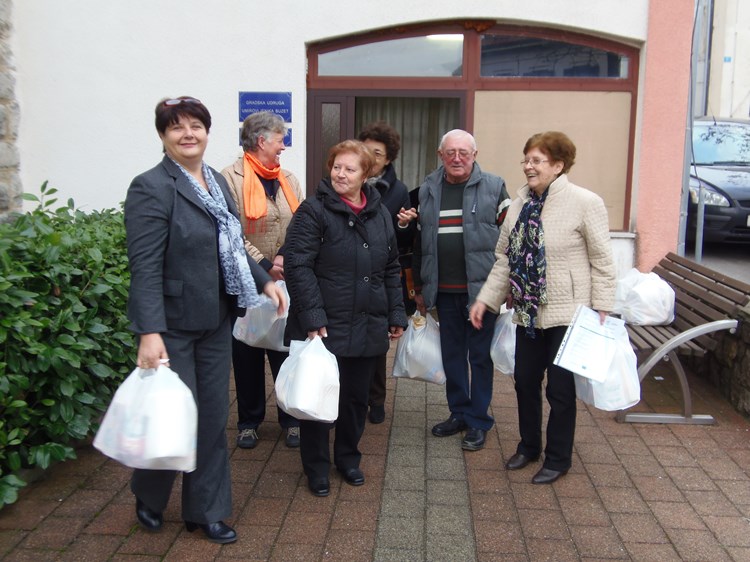 Umirovljenici dijele blagdanske pakete svojim članovima (G. ČALIĆ ŠVERKO)