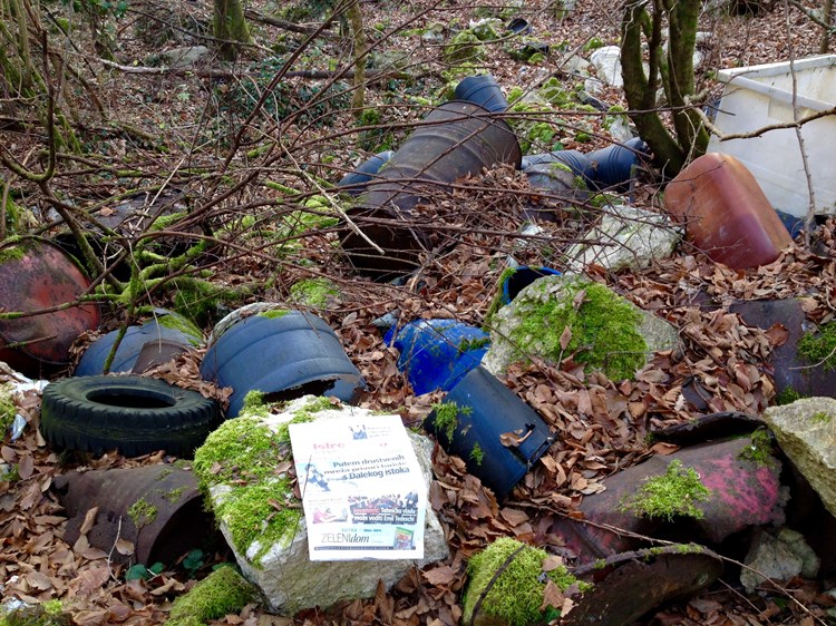 Otpad iz Ecooperative bio je odbačen u obližnju šumu