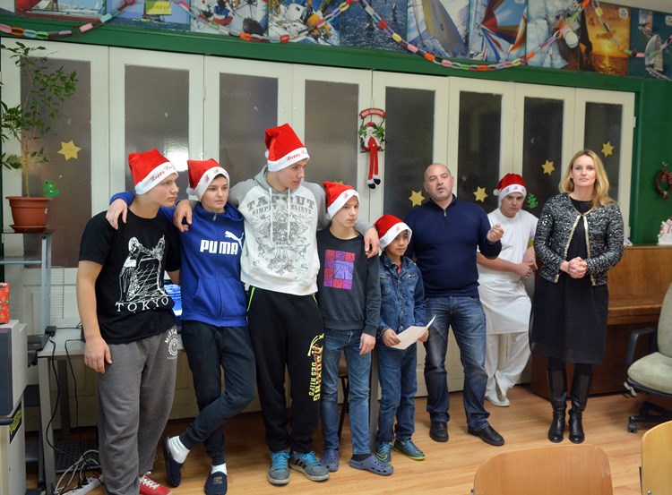 "Sretan Božić svakome", poručila su uz pjesmu djeca (N. LAZAREVIĆ)