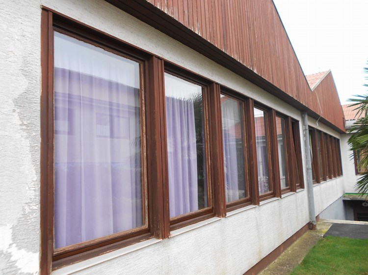 Trošni drveni prozori planiraju se zamijeniti novima s boljim toplinsko-izolacijskim svojstvima (D. ŠIŠOVIĆ)