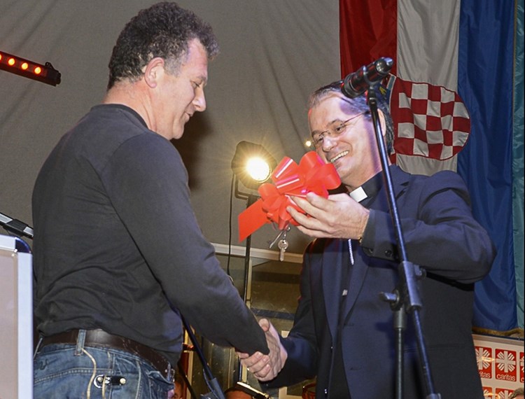 Pavao Milovan iz ruku biskupa Dražena Kutleše prima ključeve svog doma