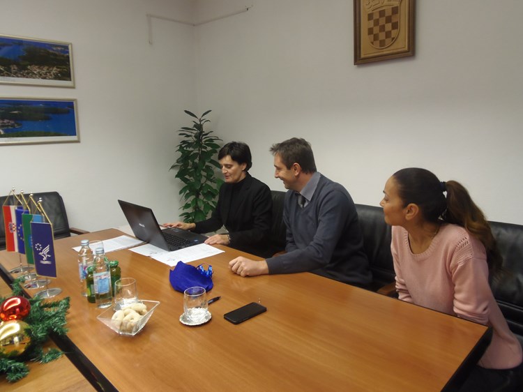 Debora Radolović, Goran Buić i Divna Radolović Rosanda testirali su rad novog računala (P. LUKEŽ) 