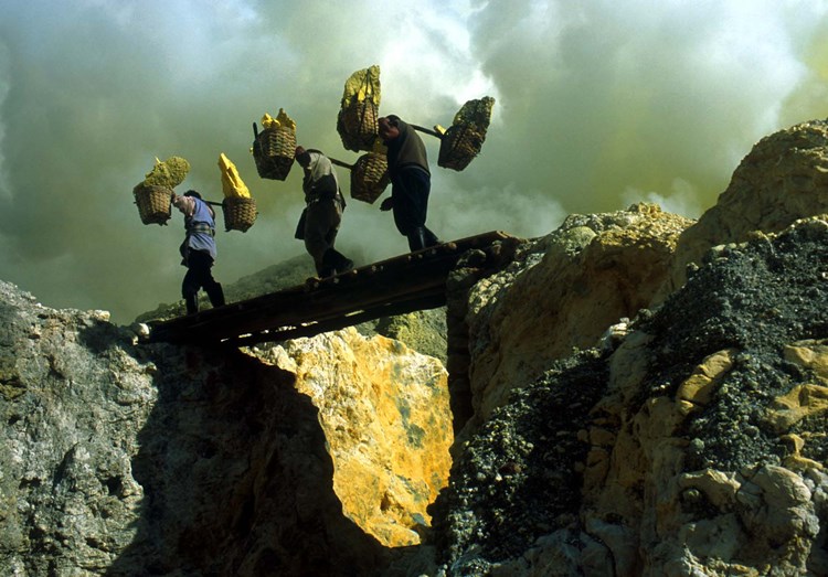 Ukrajinski rudari, indonezijski kopači sumpora, nigerijski mesari, pakistanski varioci, radnici u kineskoj željezari…