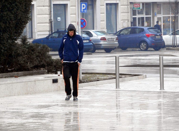 Pazinske ulice su skliske zbog ledene kiše (A. DAGOSTIN)