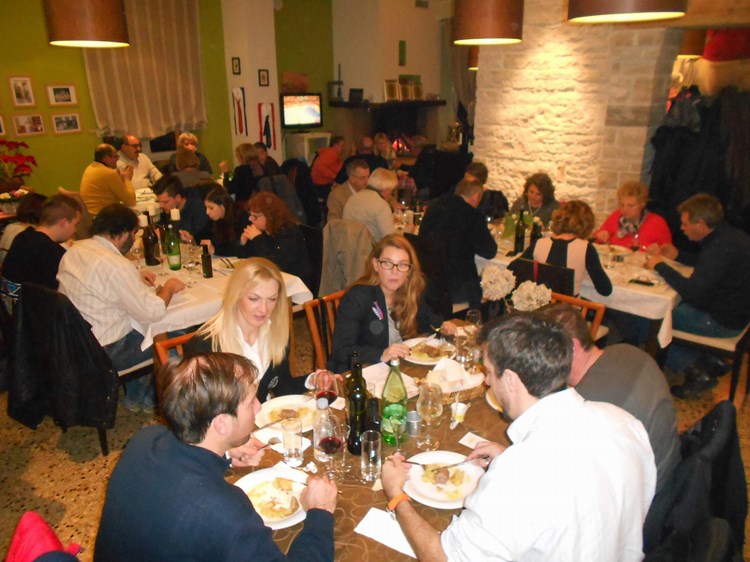Kušači i ocjenjivači jela s kobasicama ispunili su konobu Atelier u Marušićima (Davor ŠIŠOVIĆ)