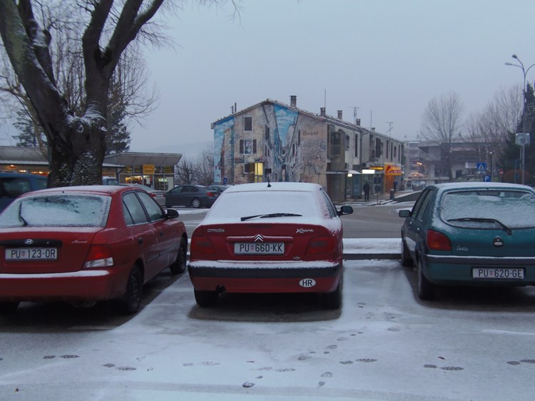 Buzet; jučer ledena kiša, danas snijeg (G. ČALIĆ ŠVERKO)