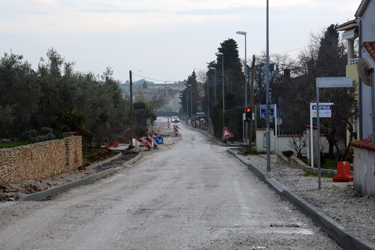Od kraja studenog se promet odvijao preko gradilišta uz pomoć semafora (D. MEMEDOVIĆ)