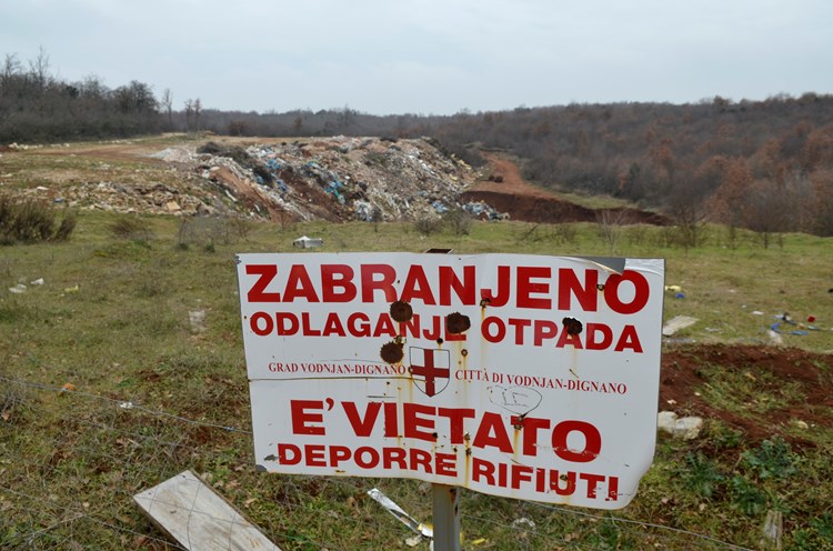 Jedno od divljih odlagališta smeća na Vodnjanštini (D. ŠTIFANIĆ)