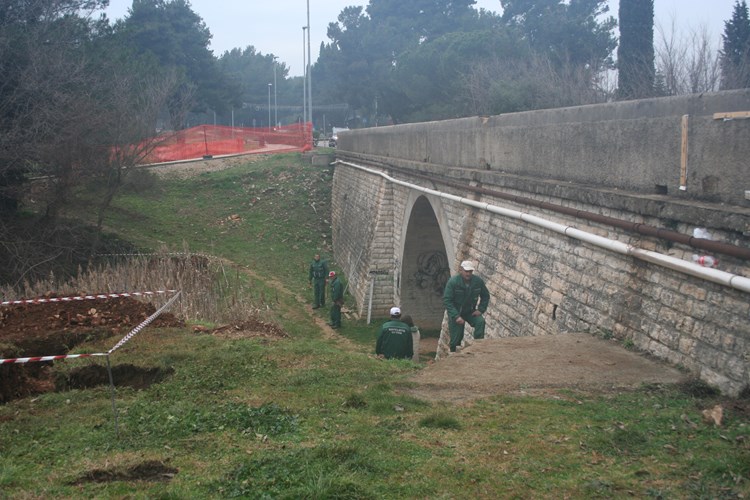 Gradnja pješačkog mosta u Valbandonu (Z. STRAHINJA)