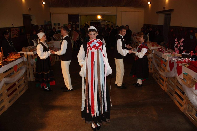 Svadbeni ples Folklornog društva Cere: mladenka slikana s leđa, sa starinskim svadbenim velom (Lenka ŠAJINA)