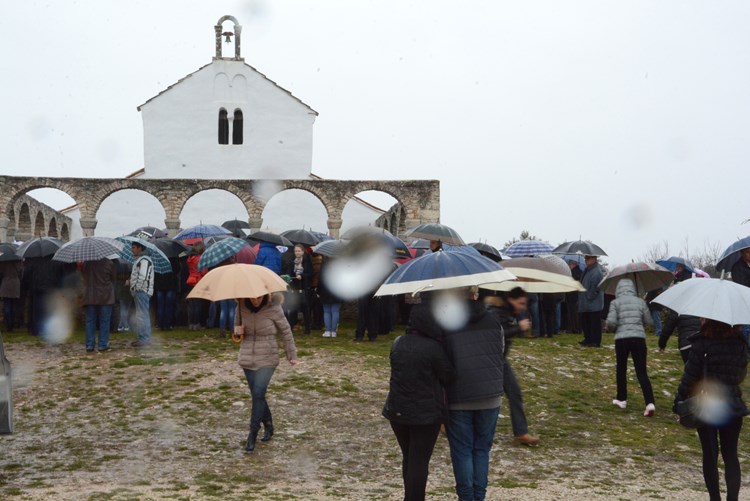 Ni kišovito vrijeme nije lani spriječilo brojne hodočasnike k Sv. Foški u Batvačima (Arhiva/D. MEMEDOVIĆ)
