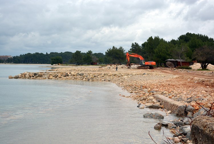 Naziru se školjere, a u vodi se vide "nožice" kao zaštita buduće plaže