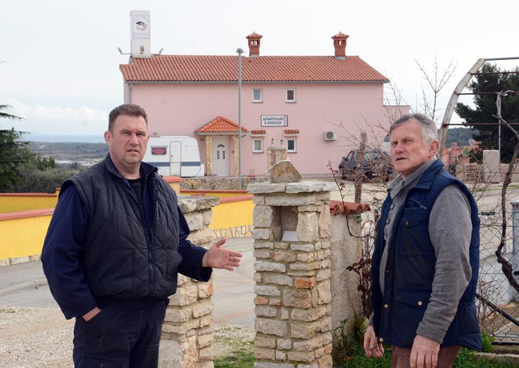 Dario Balde i Branko Grbin pred kućom sa spornom antenom (D. MEMEDOVIĆ)