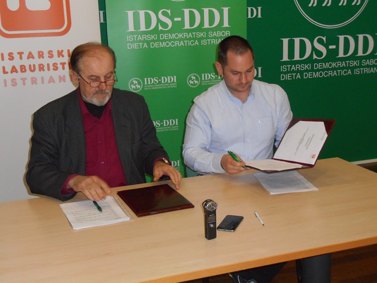 Mario Radešić i Saša Škrinjar potpisuju sporazum (Z. STRAHINJA)