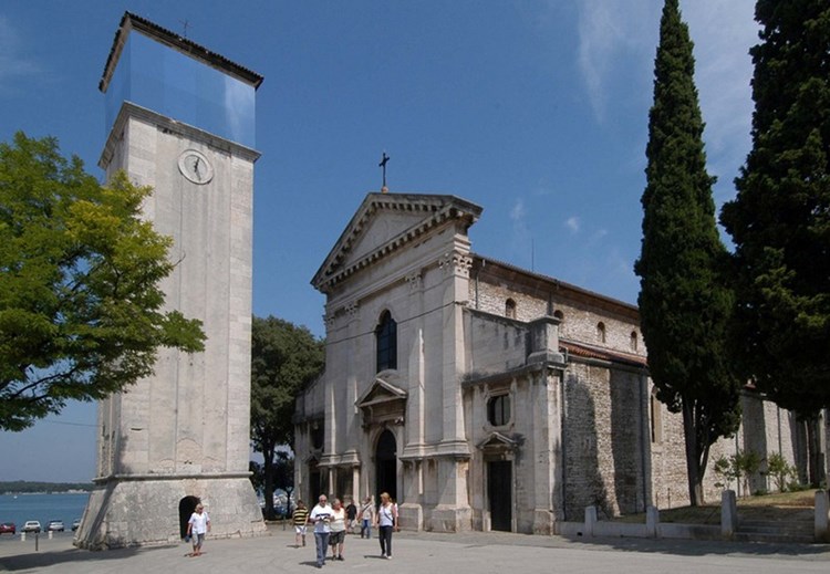 Zvonik pulske katedrale kao portal za promatranje Pule putem camere obscure
