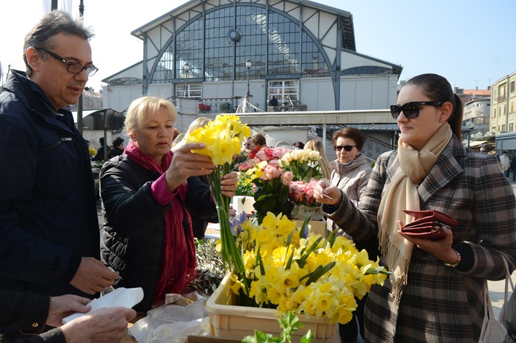 Brojne istaknute osobe pomogle su prikupljati donacije prodajući cvijeće