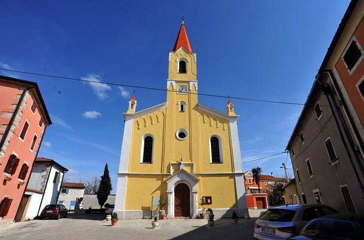 U zvoniku crkve sv. Zenona postavljena je bazna stanica za mobilnu telefoniju (Milivoj MIJOŠEK)