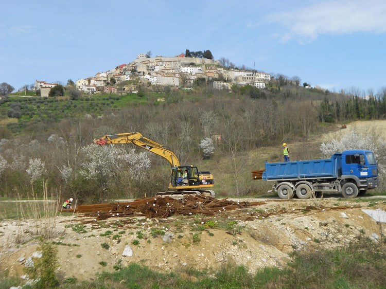 Gradilište s pogledom na drevni Motovun (Davor ŠIŠOVIĆ)