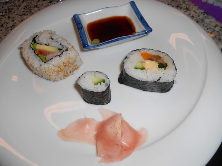 Narezane i poslužene tri vrste sushija