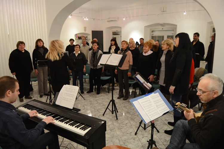 Na probi zbora Encijan predvođenog dirigenticom Paolom Stermotić (D. ŠTIFANIĆ)