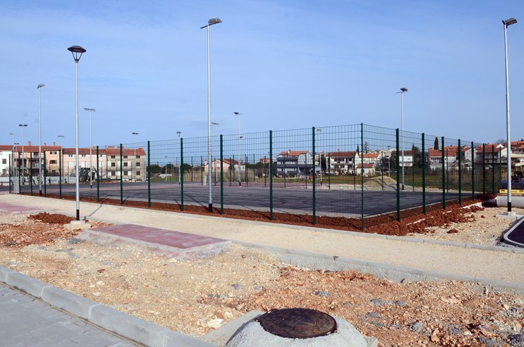 Već su postavljeni rubnjaci, asfalt i ograda (N. LAZAREVIĆ)