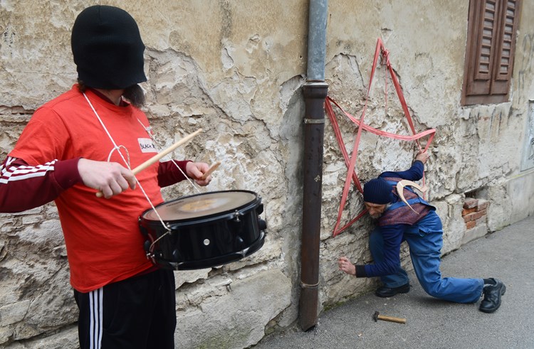 Antifa performans uz jednolične udarce bubnjara (D. ŠTIFANIĆ)