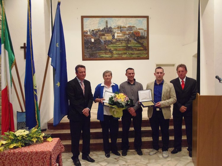 Ovogodišnji laureati s općinskim predstavnicima (G. ČALIĆ ŠVERKO)