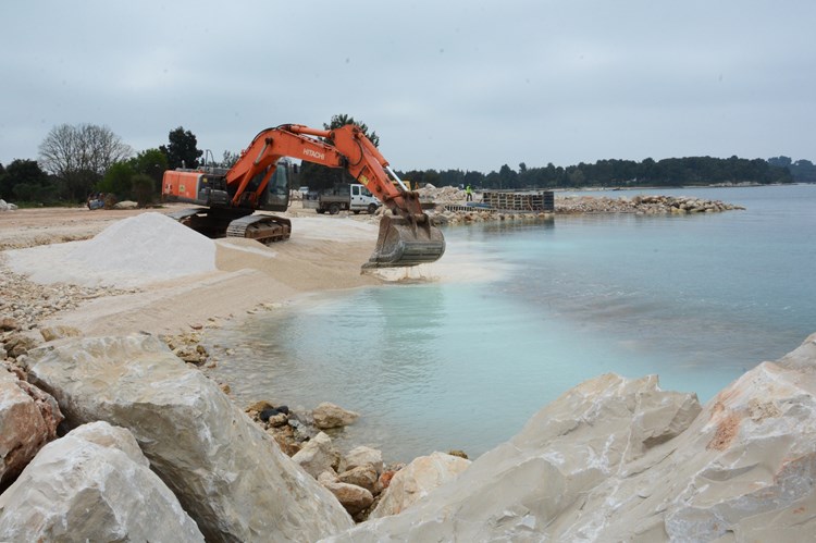 Plaža na Hidrobazi će se nakon betoniranja zidova nasipati šljunkom (D. MEMEDOVIĆ)