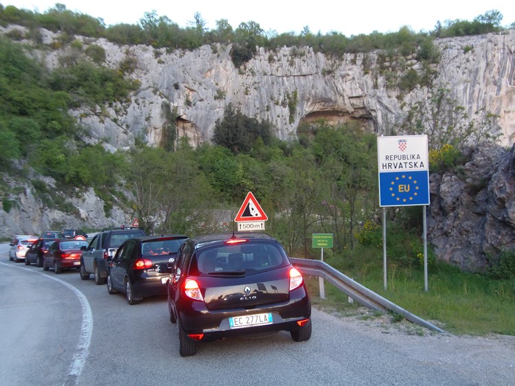 Hrvatske ceste obnavljaju prometnicu uz samu granicu (G. ČALIĆ ŠVERKO)