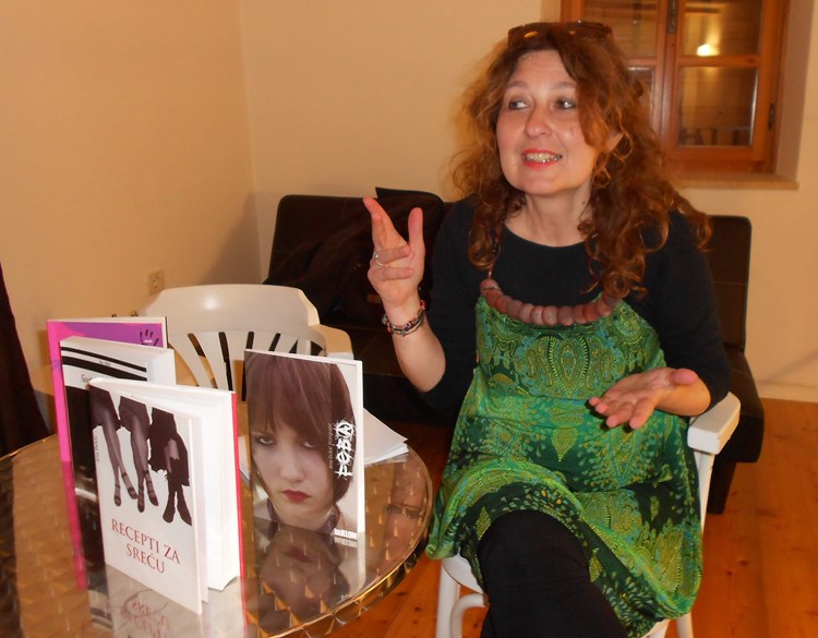 Ana Đokić i njezine knjige u na književnoj večeri u pazinskoj Kući za pisce (Davor ŠIŠOVIĆ)