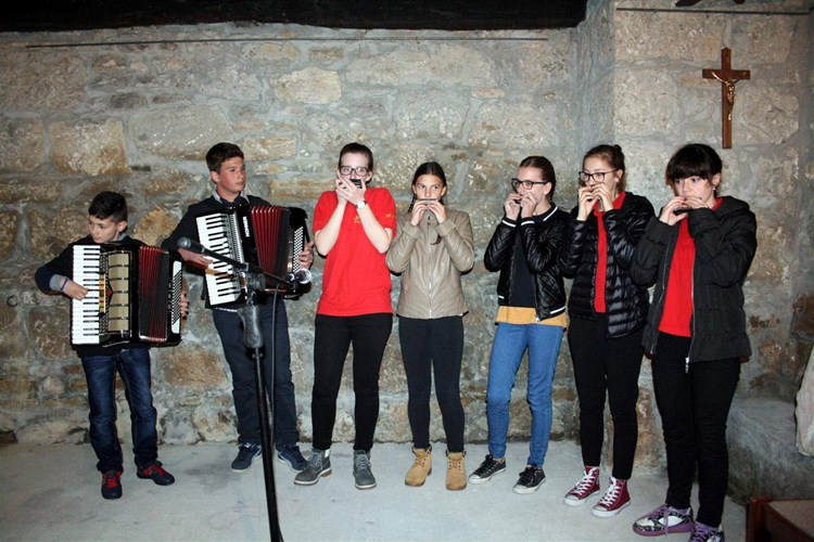 Mladi svirači na manifestaciji Supci pud mavricun (Klaudio FOŠKO)