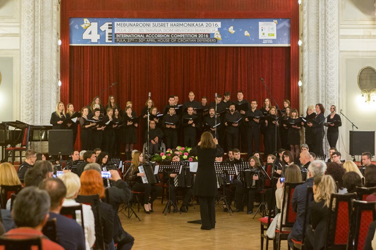Nastup mješovitog pjevačkog zbora Cantus PoPuli i harmonikaškog orkestra "Stanko Mihovilić" (Marko HAJDAROVIĆ)