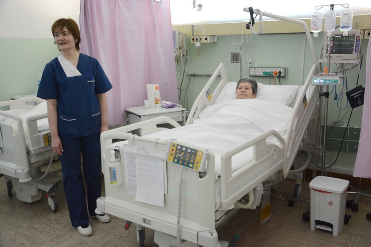 Marina Jelinić, odgovorna sestra na kardiologiji, pojasnila je sve prednosti suvremenih bolničkih kreveta (D. MEMEDOVIĆ)