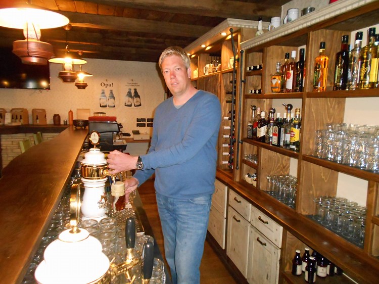 Simon Grbac za točionikom u pivnici Bujske pivovare