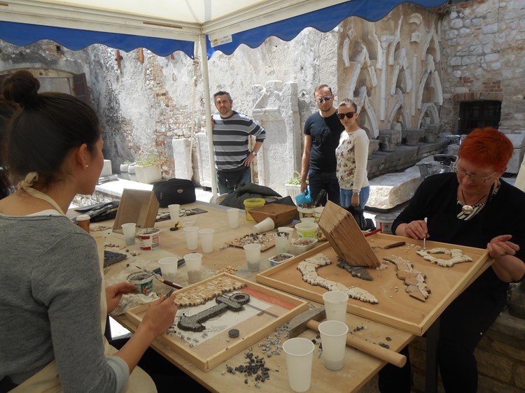 Umjetnici stvaraju u lapidariju porečkog Muzeja 