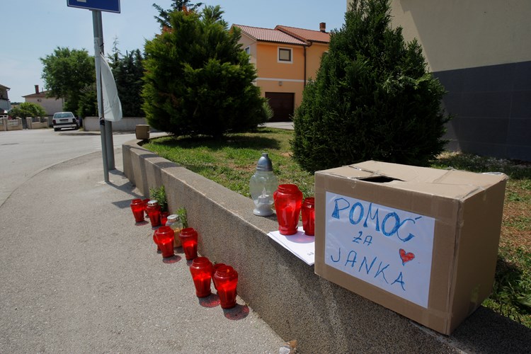 Protiv baznih stanica građani trenutno prosvjeduju ispred kuće HDZ-ovog gradskog vijećnika Janka Žužića (Goran Šebelić/CROPIX)