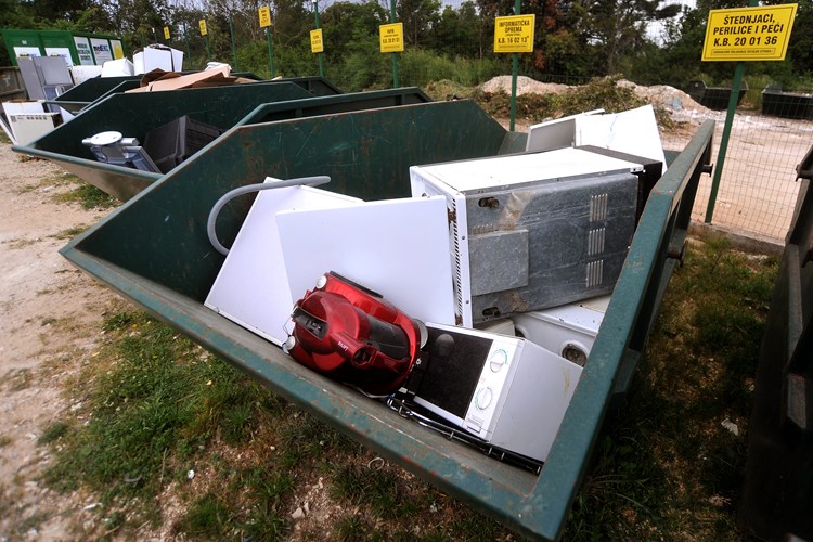 Glomazni otpad besplatno se odlaže u baje na Kamiku (Milivoj MIJOŠEK)