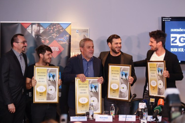 Popularnom su dvojcu Milan Bandić i Branko Komljenović uručili zlatnu ploču za album "In2ition" te platinastu za prvijenac "2Cel