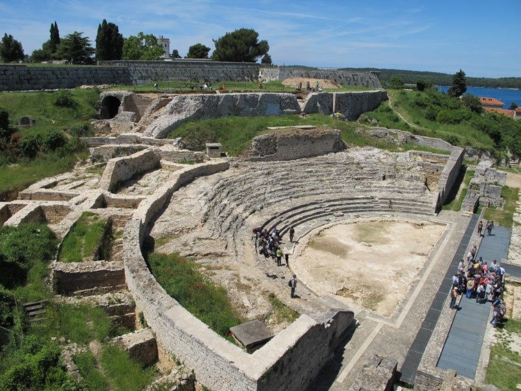 Malo rimsko kazalište izgrađeno je u 1. stoljeću
