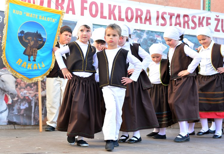 Djeca iz KUD-a "Mate Balota" iz Raklja na drugoj Maloj smotri folklora Istarske županije (N. LAZAREVIĆ)