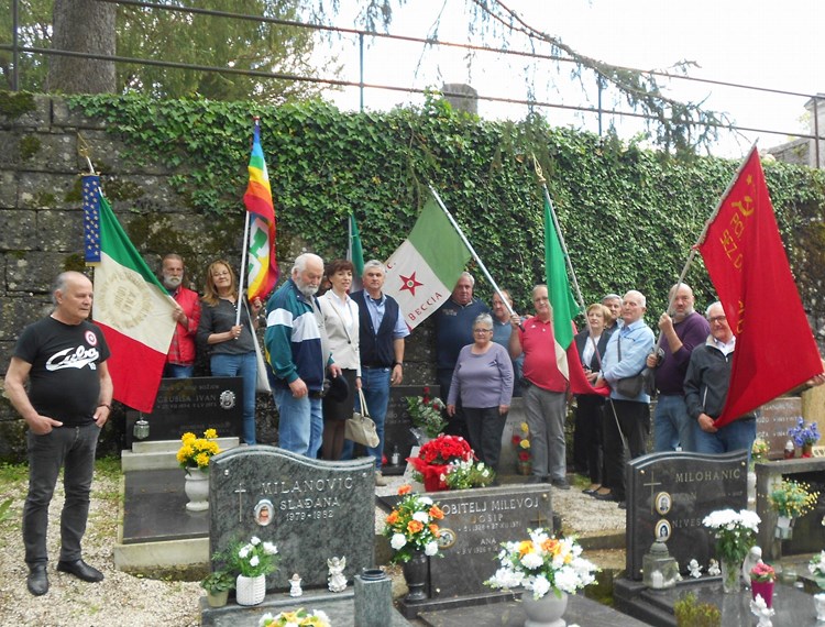Talijanski i pazinski antifašisti na grobu "komandanta Romana" (M. RIMANIĆ)