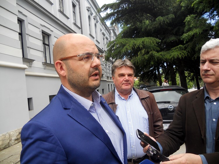 Zadovoljni smo tijekom cijelog postupka - odvjetnik Alen Kalčić sa svojim branjenikom Ivanom Jakovčićem (Mateo SARDELIN)